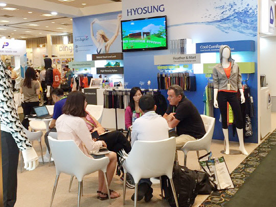 효성이 3일(현지시간)부터 4일간 미국 유타주 솔트레이크시티에서 열린 '아웃도어 리테일러 섬머 마켓 2016(Outdoor Retailer Summer Market 2016)'에 참가해 고기능성 나일론, 폴리에스터 원사를 선보였다. 효성 직원이 고객사 관계자와 면담하고 있는 모습.  효성 제공